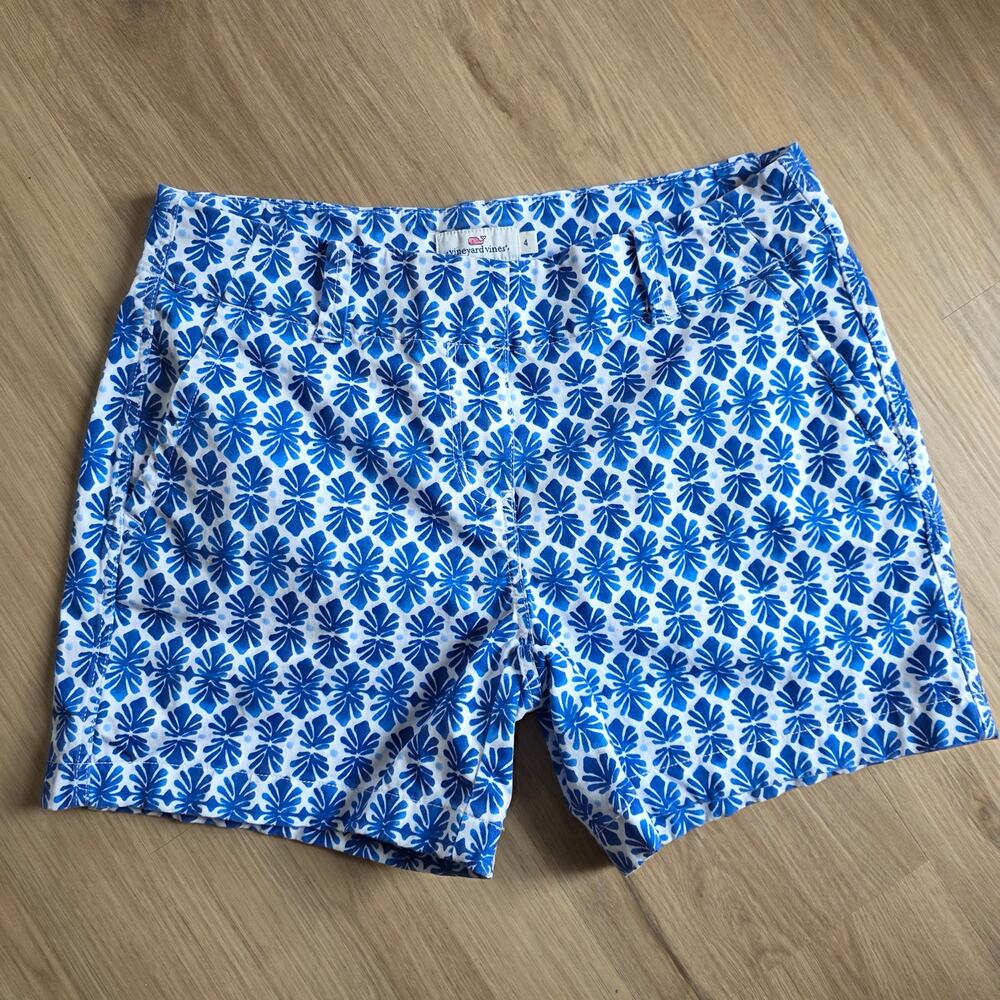 Vineyard Vines Woman Everyday Shorts 
Captains Blue Geometric Print Size 4